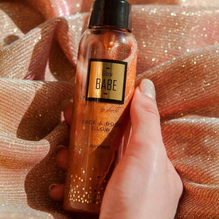 La PIEL Glow Babe Bronze Sjajna Vodica Sa Shimmerom U Ruci