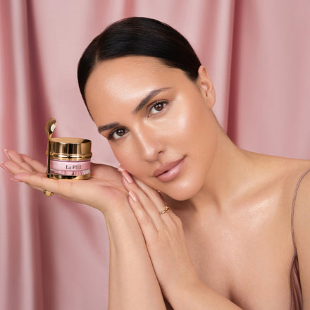 La PIEL Glow Krema Za Lice Model S Posudicom Na Dlanu