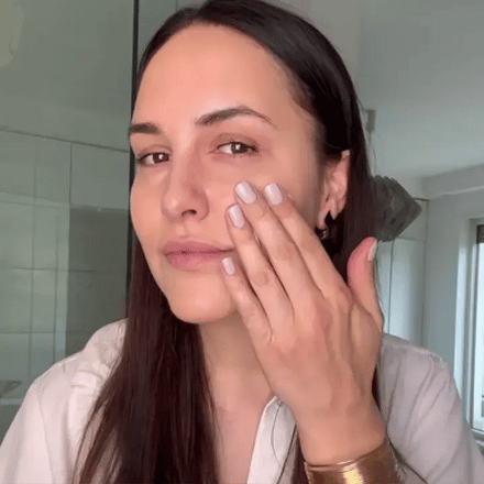 La PIEL Glow Krema Za Lice Nanosenje Model