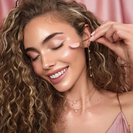 Zena blistave koze nanosi La PIEL GLOW kremu