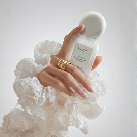 La PIEL Natural Deodorant Body Mist Powder Skin Proizvod U Ruci