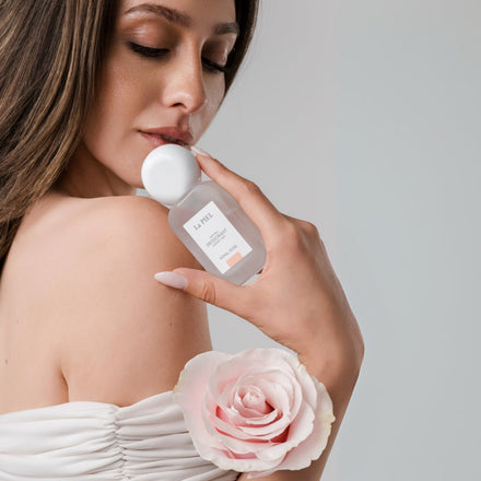 La PIEL Royal Rose Prirodni Dezodorans Model S Ruzom U Rukama