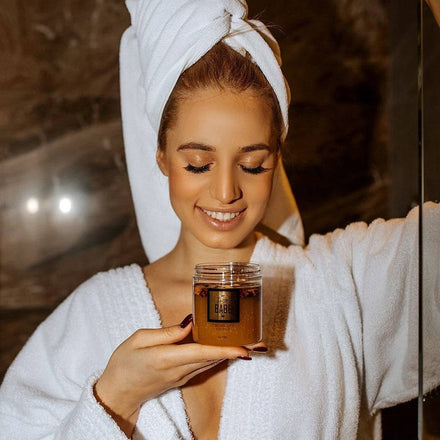 La PIEL Sugar Babe Piling Za Tijelo Zena Drzi Posudicu